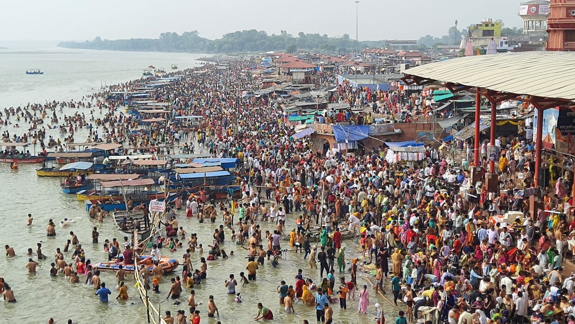 Crowd of devotees gathered to bathe in the Ganges on Somvati Amavasya