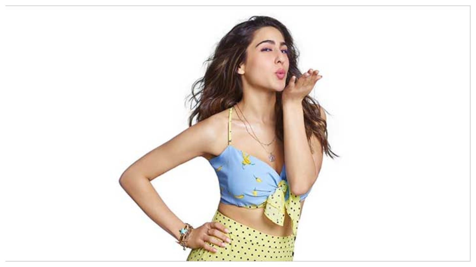 Sara Ali Khan Shubhman Gill spotted in Restaurant Photo goes viral on internet