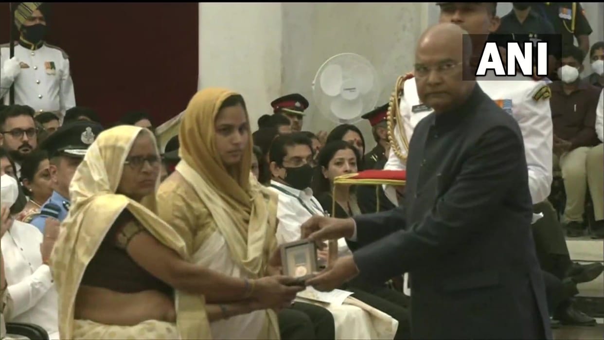 Wife Nandini Devi and mother Kaleshia of Constable Vikas Kumar receive his Shaurya Chakra (posthumously) 