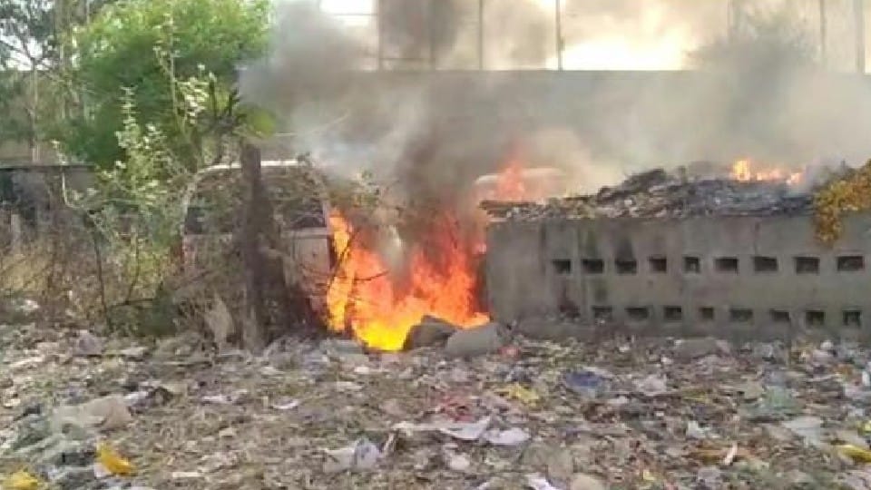 Sehore News: Confiscated vehicles kept in Shyampur police station burnt, garbage house suddenly caught fire