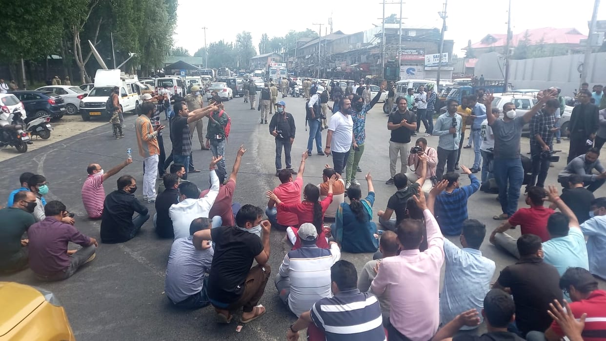 kashmir target killing kashmir pandits protest said If no decision is taken by jk govt within 24 hours there will be mass migration in kashmir