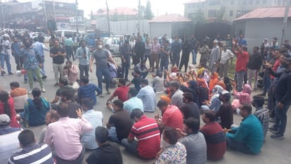 kashmir target killing kashmir pandits protest said If no decision is taken by jk govt within 24 hours there will be mass migration in kashmir