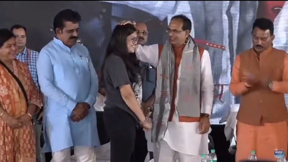 Indore News: The Chief Minister went out to collect toys by running a handcart, said to the children - do not consider yourself alone, uncle is with you