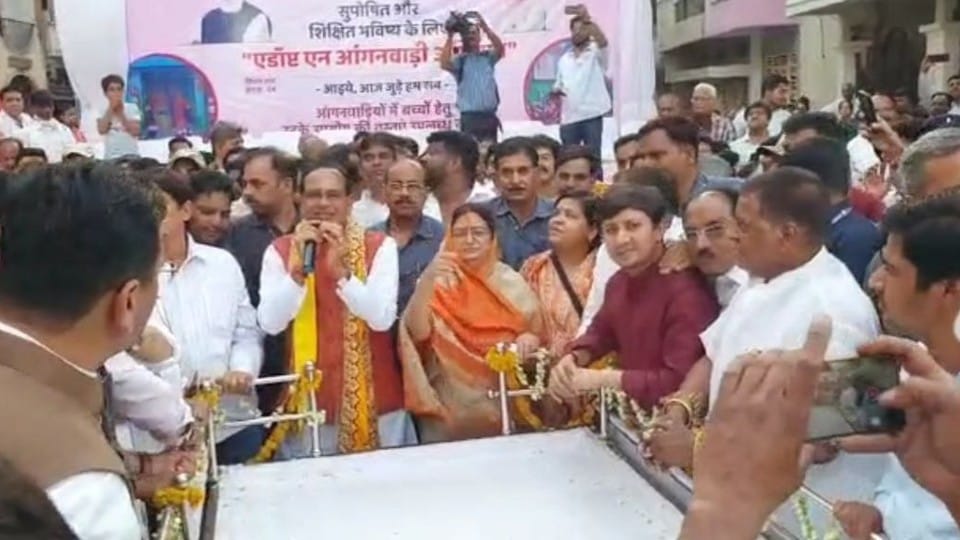 Indore News: The Chief Minister went out to collect toys by running a handcart, said to the children - do not consider yourself alone, uncle is with you