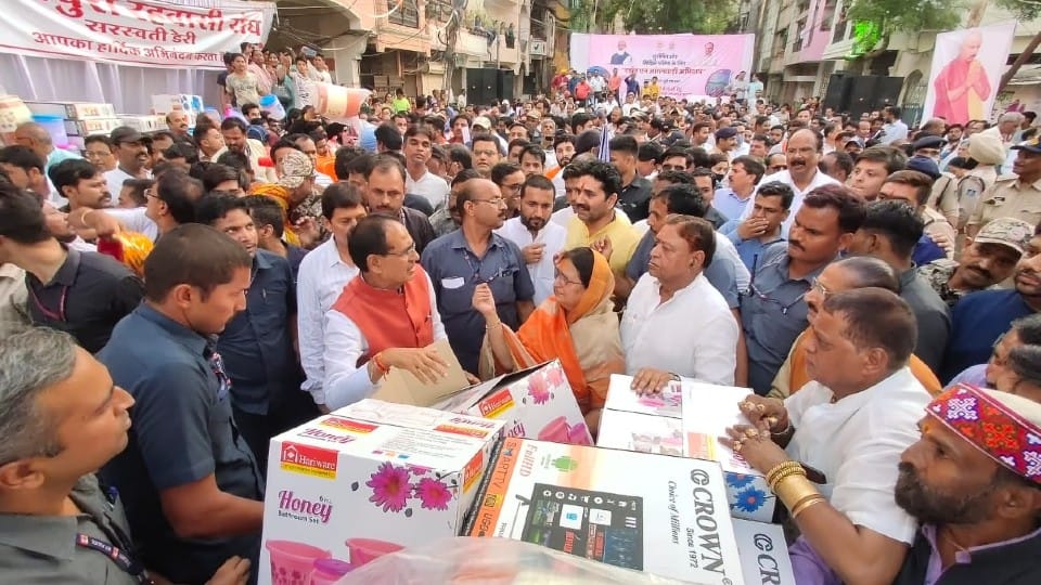 Indore News: The Chief Minister went out to collect toys by running a handcart, said to the children - do not consider yourself alone, uncle is with you