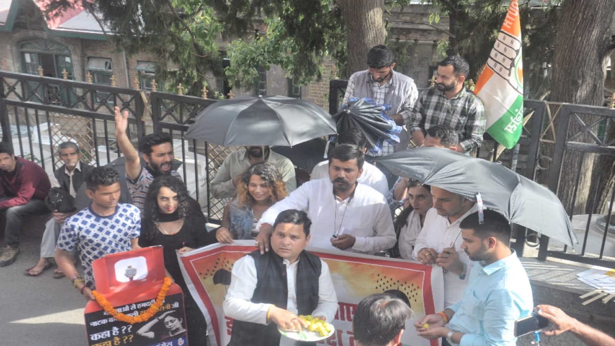 After PM Modi's departure, Youth Congress took out an umbrella rally in Shimla