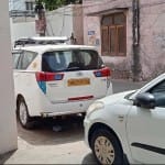 एडीएस के पुराने बस स्टैंड स्थित कार्यालय के बाहर खड़े आयकर अधिकारियों के वाहन।