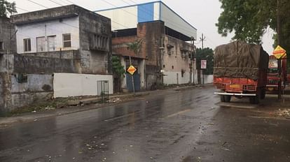 Weather news: वाराणसी में आंधी-तूफान के साथ बारिश, कई जगहों पर उड़े टीन शेड, पेड़ की टहनियां भी टूटी Weather news: Rain accompanied by thunderstorms in Varanasi, tin sheds blown up at many places, tree branches