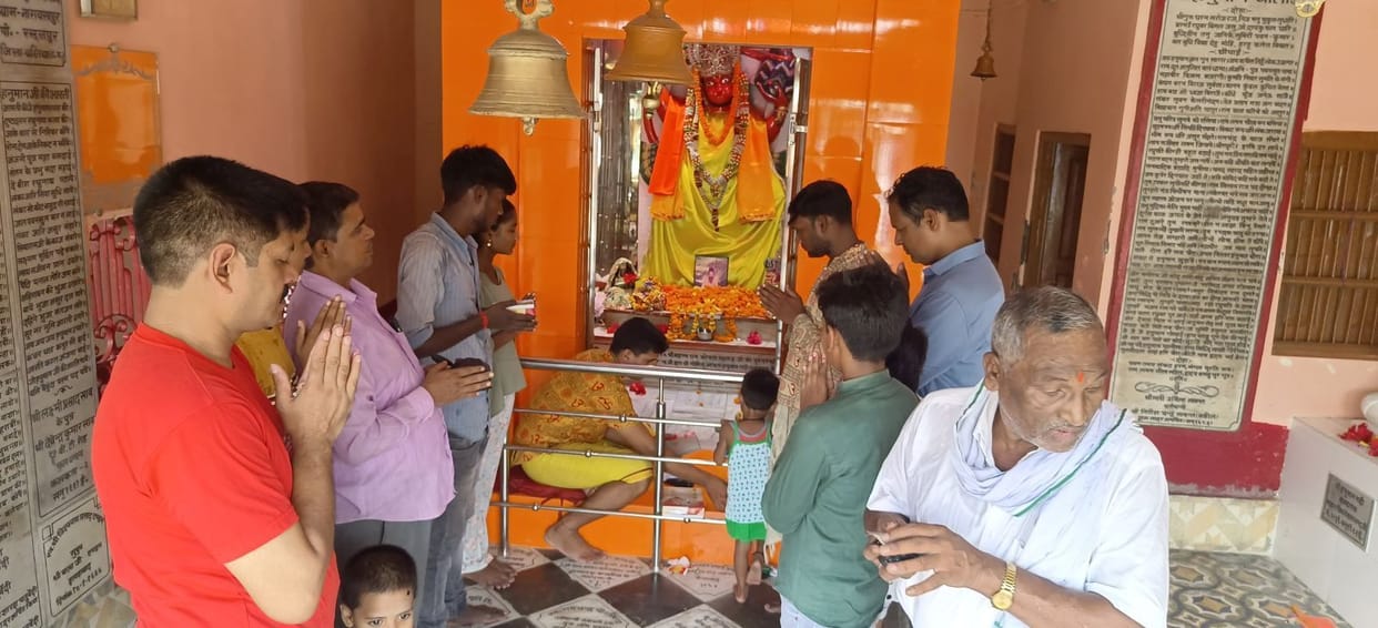 Devotees gathered in Hanuman temples