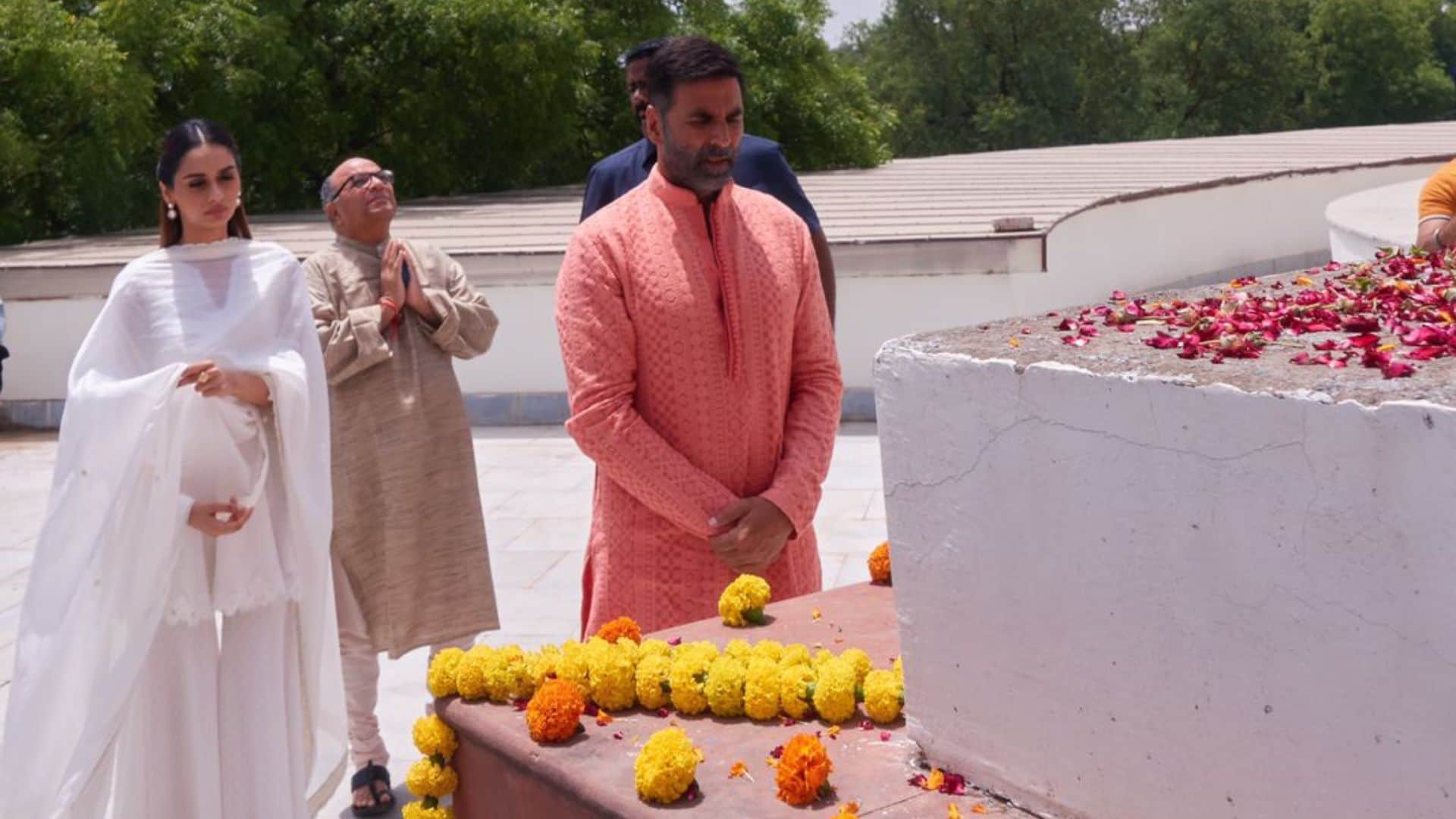 Akshay Kumar and team Samrat Prithviraj honour India last Hindu king at his fort, Rai Pithora in New Delhi