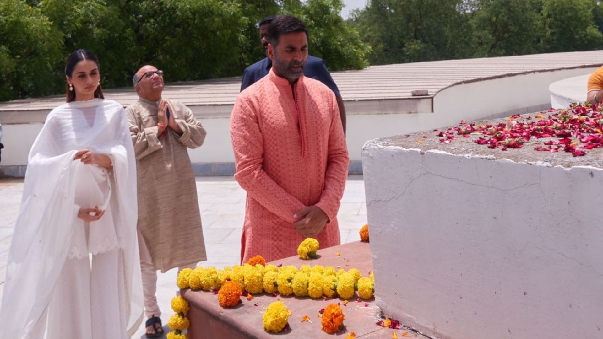 Akshay Kumar and team Samrat Prithviraj honour India last Hindu king at his fort, Rai Pithora in New Delhi