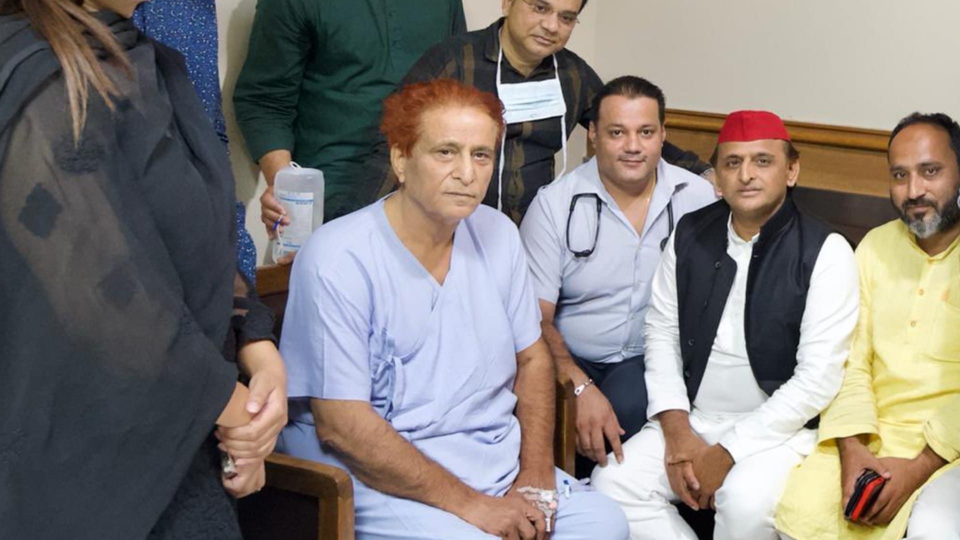 Akhilesh yadav met Azam khan in the hospital, stayed with him for two and a half hours Discussion also took place regarding Rampur Lok Sabha by-election Samajwadi Party