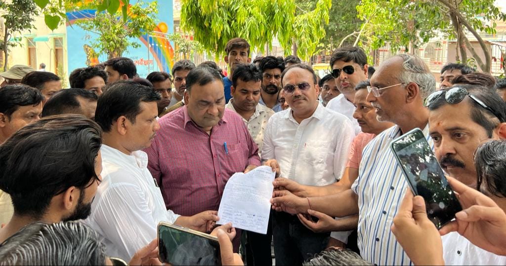 Merchant red for marking old shops, gave memorandum