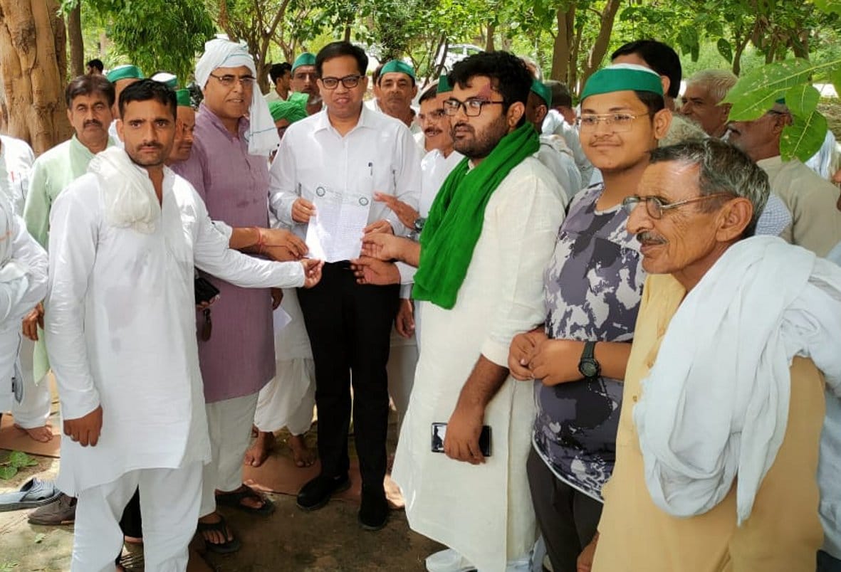 Demonstration in Collectorate against throwing ink on BKU spokesperson