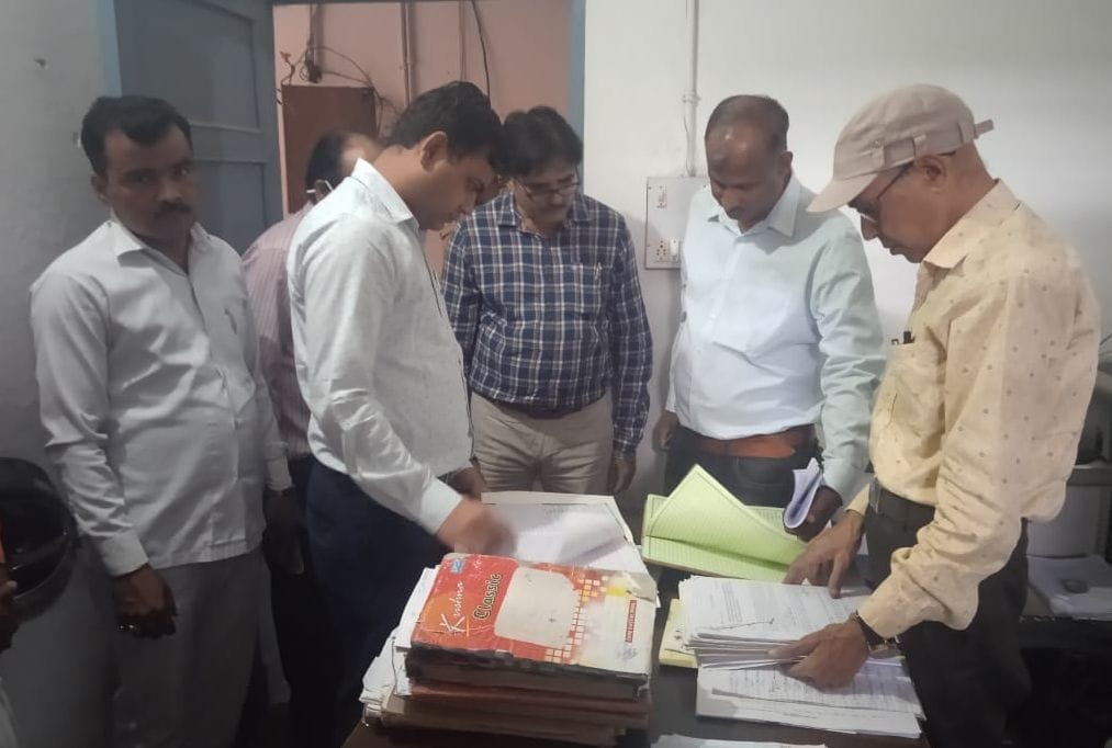 Five missing including supply officer, notice issued