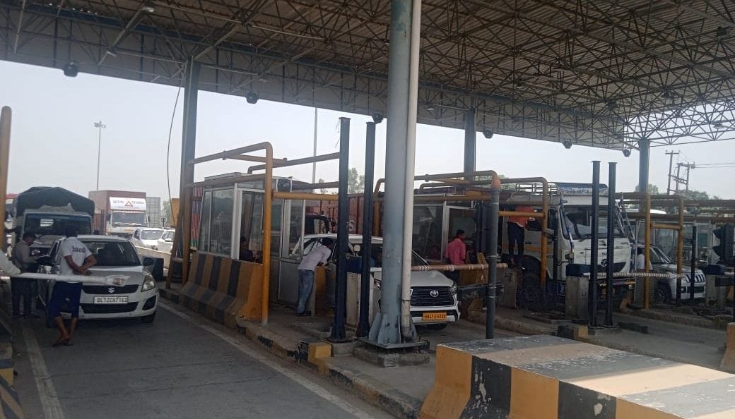 Server down of toll plaza, uproar of drivers