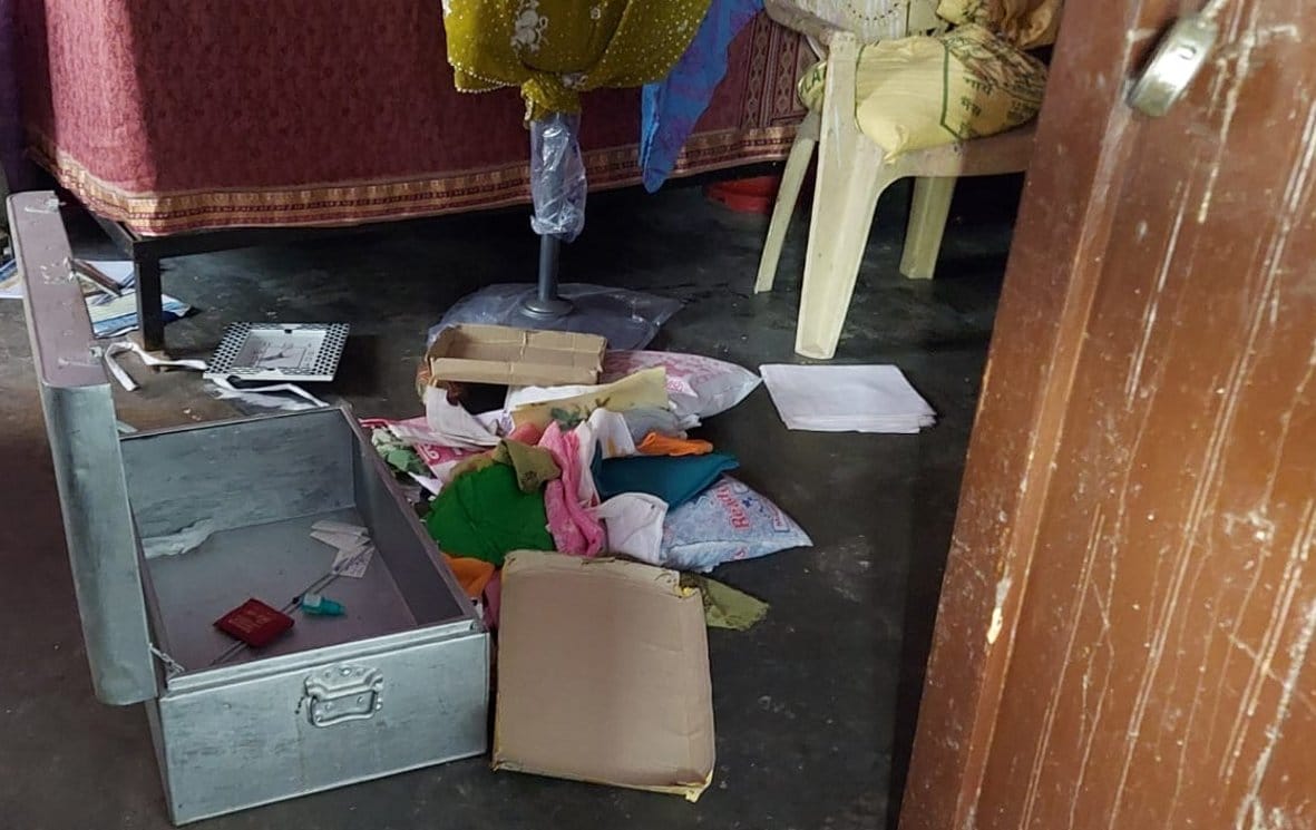 The family went to see Ghuchardi, the thieves cleaned their hands in the house