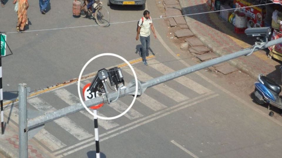 more than two lakhs e challans issued by smart city cameras in 29 months in agra