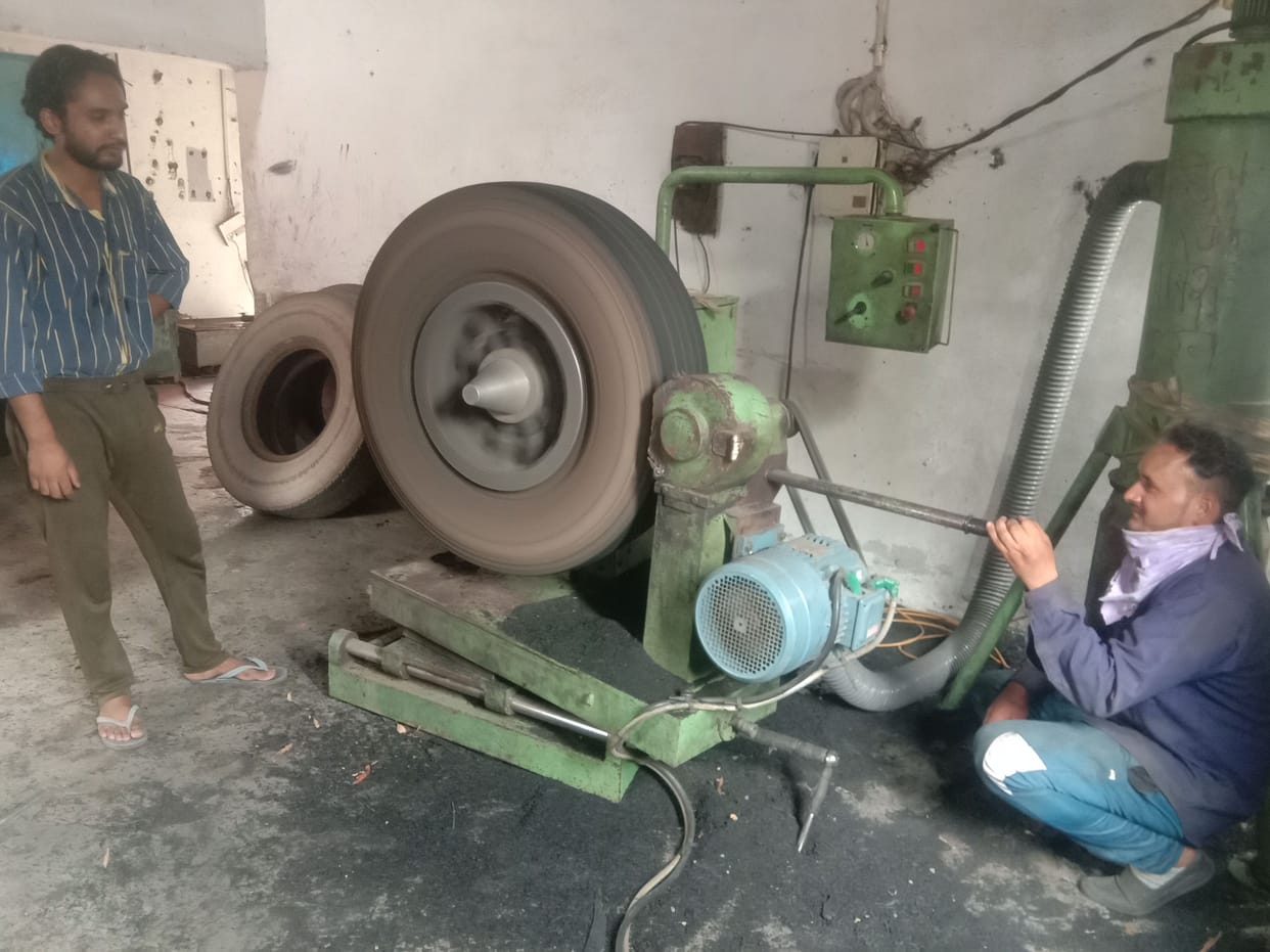 Employees from Hisar-Karnal, tyre resol plant of roadways started