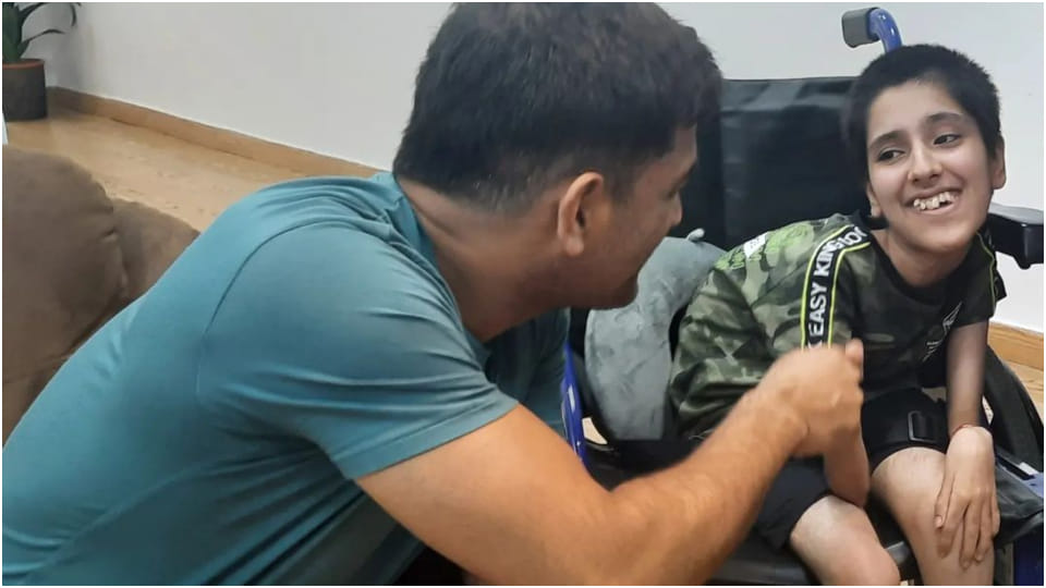 MS dhoni meeting with specially abled fan Lavanya see the photos