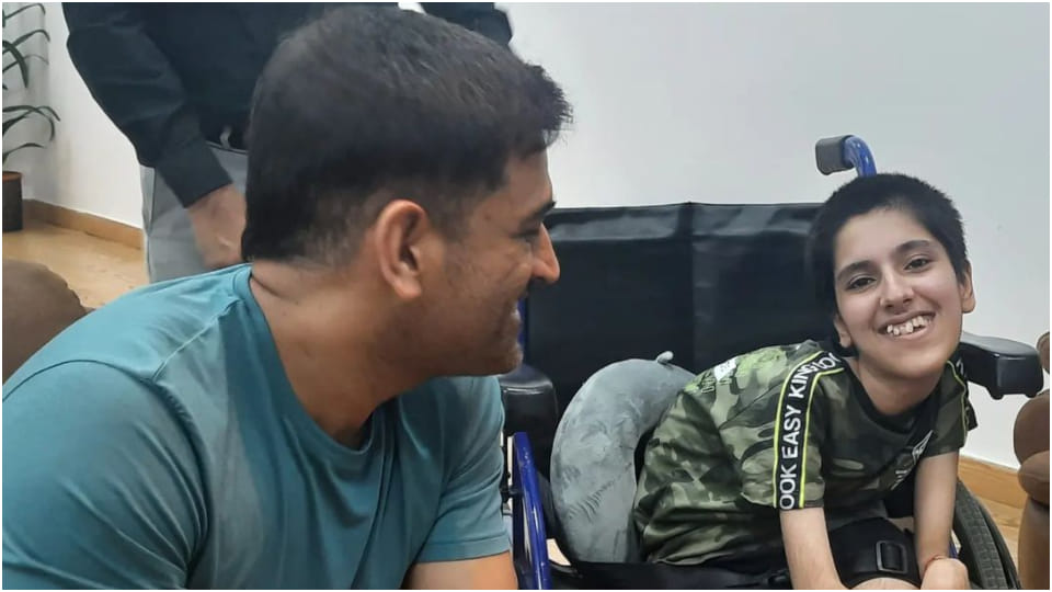 MS dhoni meeting with specially abled fan Lavanya see the photos