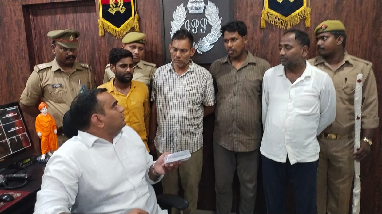 Fake SOG team busted in Azamgarh four arrested they used to pick up anyone and recover