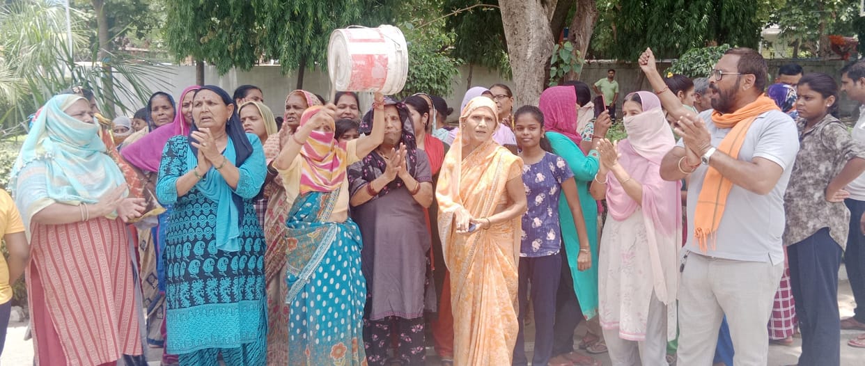 Villagers agitated by drinking water crisis, took to the road