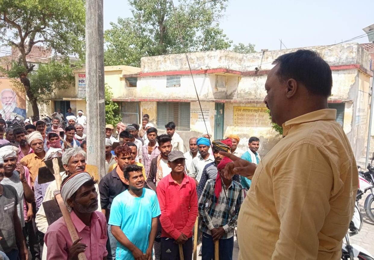MNREGA workers created a ruckus and surrounded the BDO on the removal of the employment servant