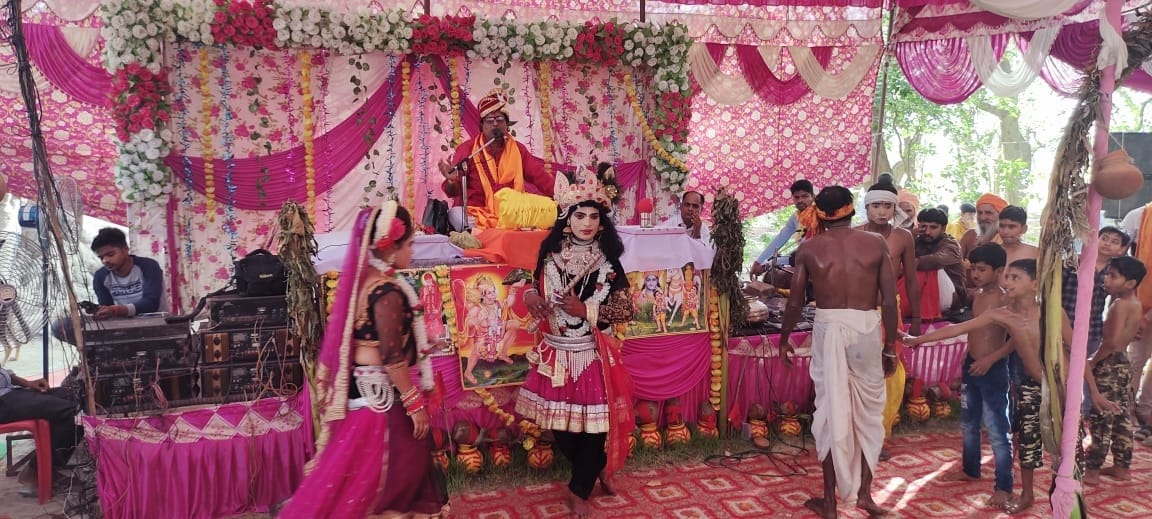 To save the people of Braj from heavy rains, Shri Krishna raised the Govardhan mountain