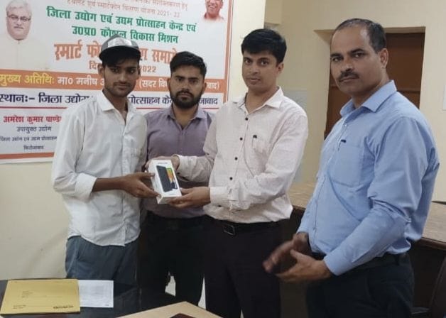 As soon as the smart phone came in hand, the faces of the beneficiaries of Vishwakarma Shram Samman shone