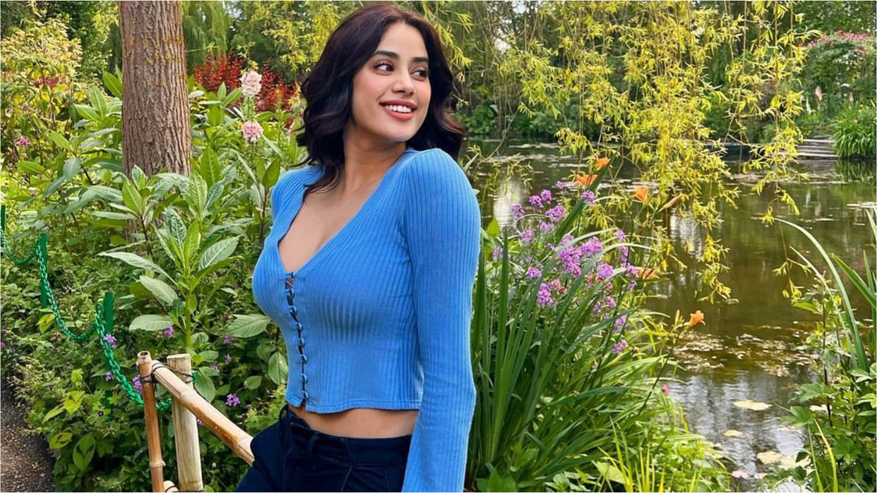 janhvi kapoor sunkissed photos in blue crop top with jeans