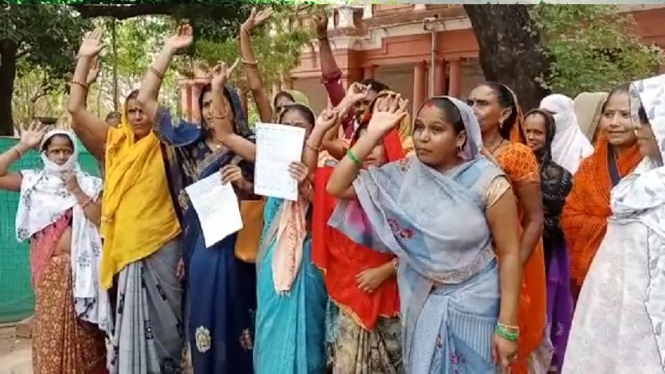 Shivpuri News: If water is not found, we will boycott the municipal elections, women warn after reaching the collector's office