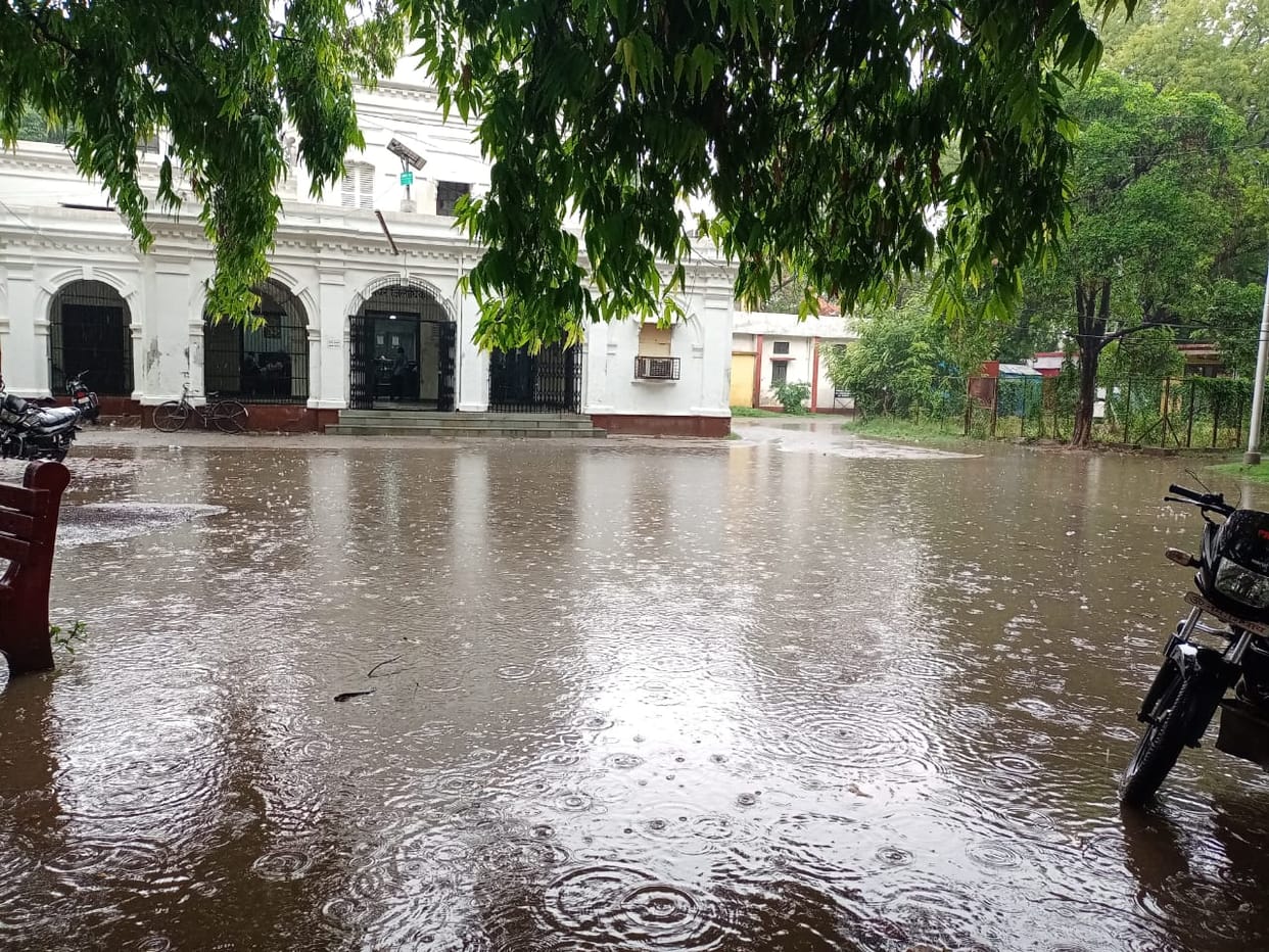 Clouds rained heavily, roads were submerged