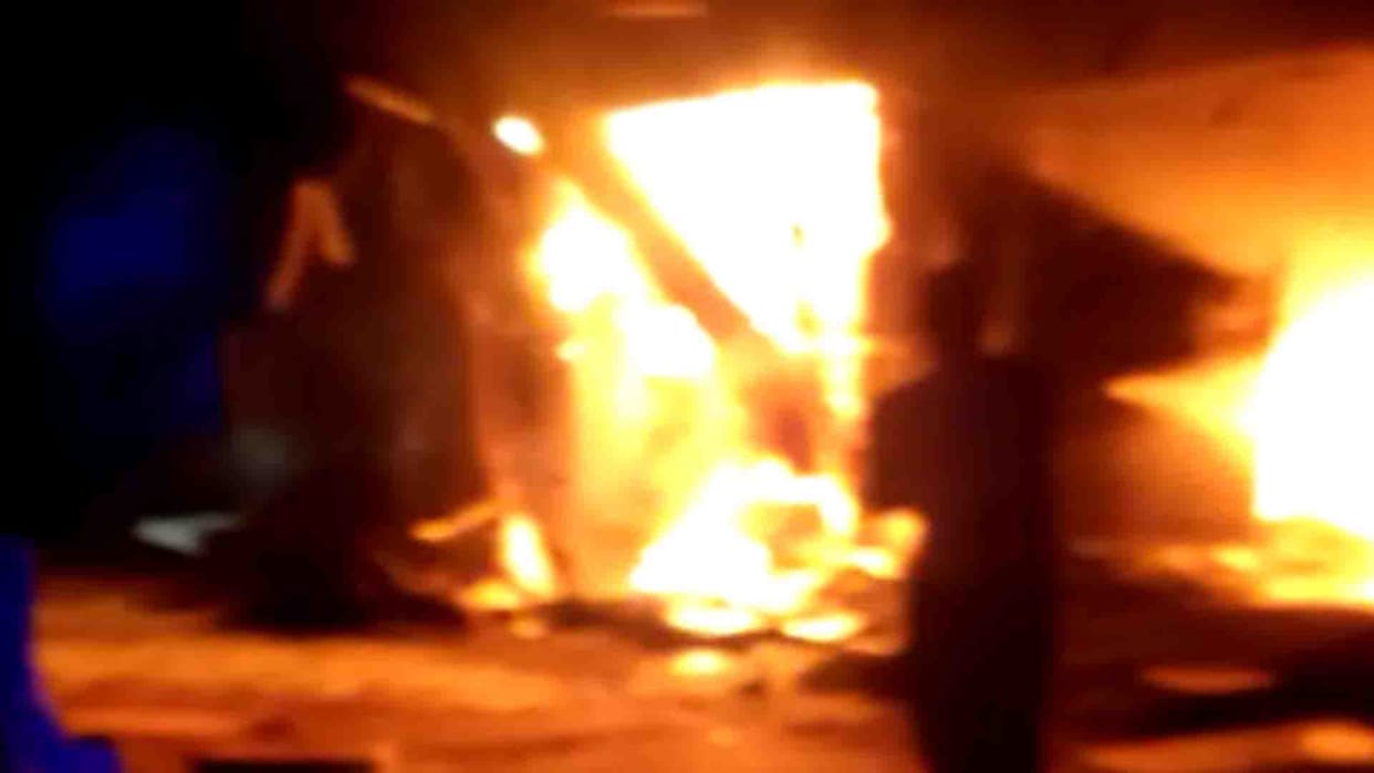 Banda: Many people including three electricity workers scorched due to cylinder explosion in restaurant