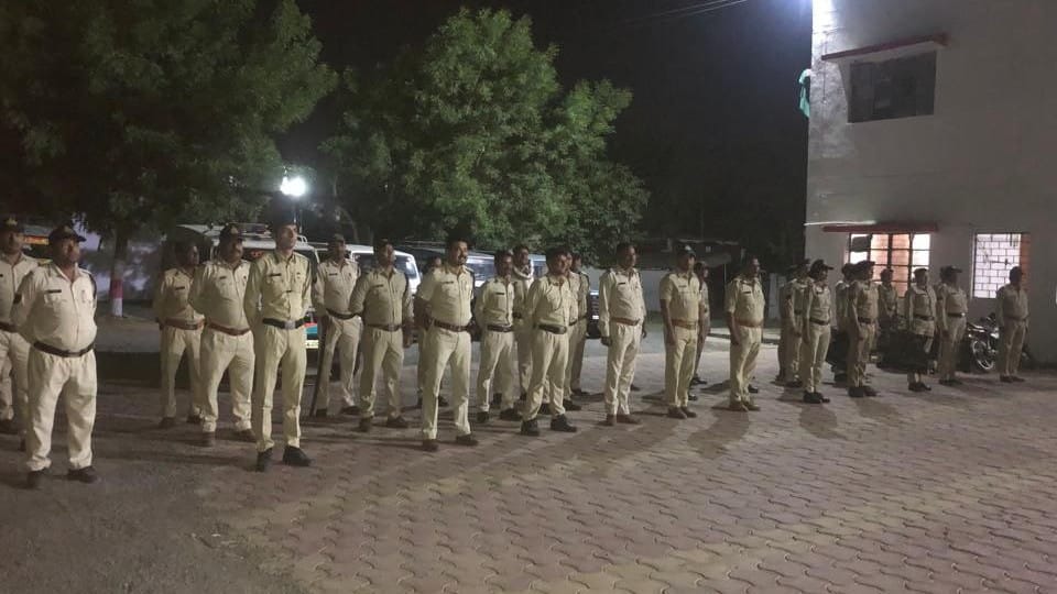 Dewas News: Police's Operation Prahar, raids in Kanjar Dera at midnight, confiscated goods worth crores, a dozen crooks arrested