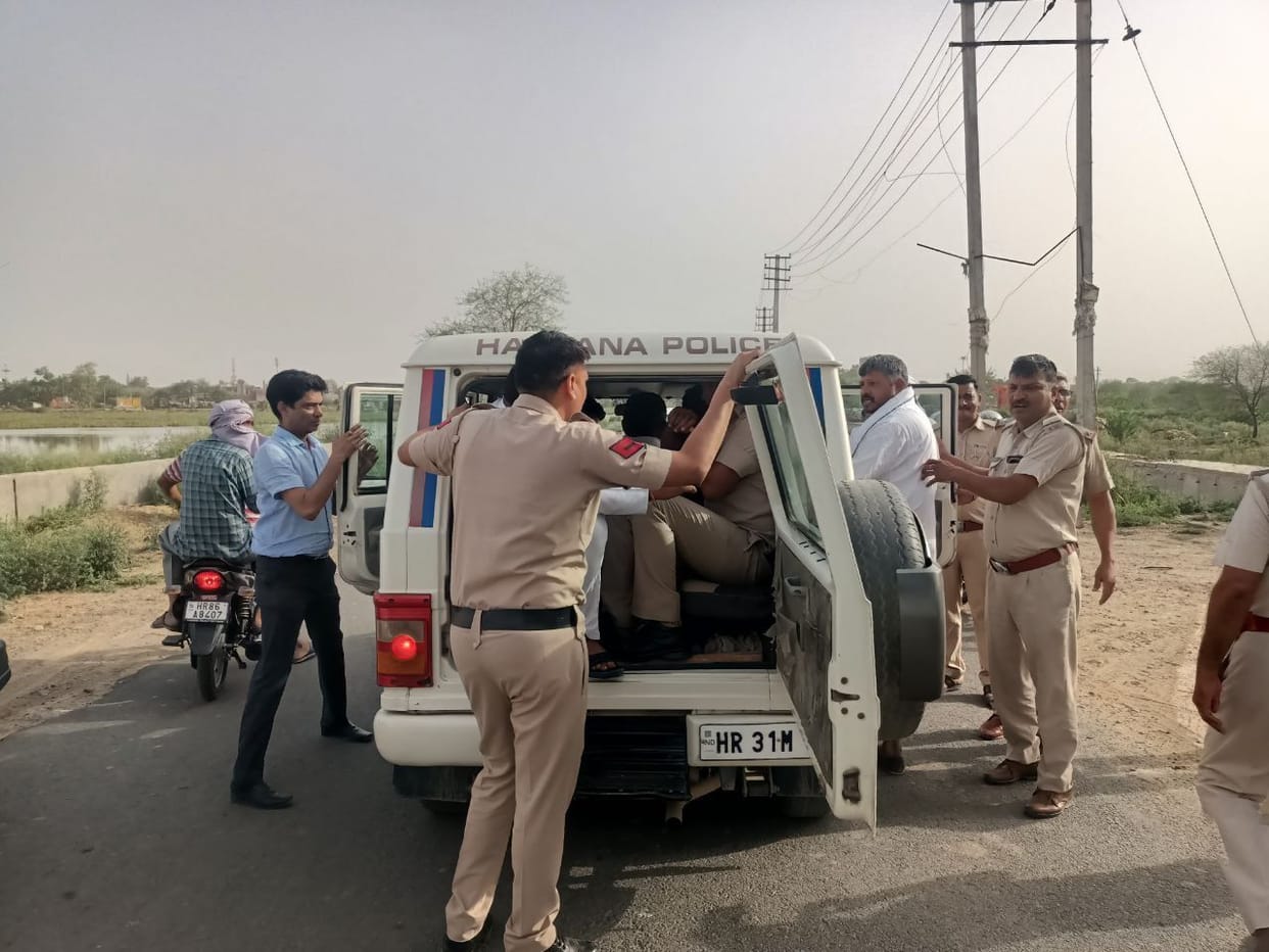 Detained the farmers who locked the tehsil gate