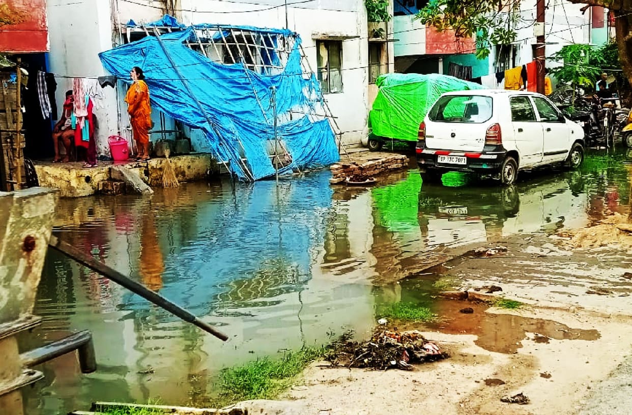 Roads of Kanshiram Colony submerged due to pipeline burst