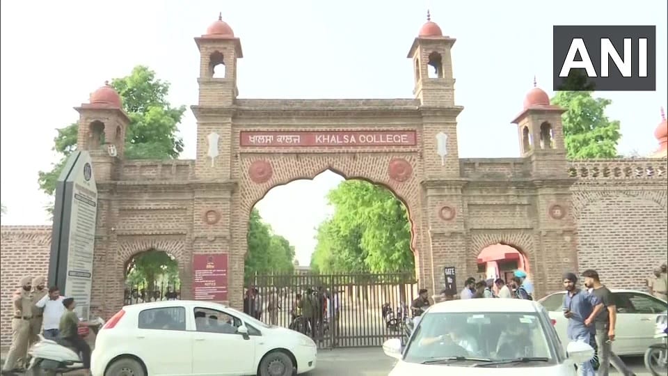 Clash Outside Khalsa College Amritsar Clash Between Two Groups News in Hindi