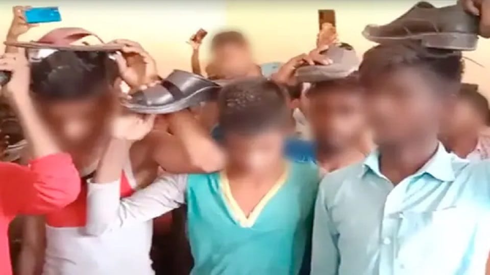 bihar saran panchayat punishment to five youths putting shoes on their head news in hindi