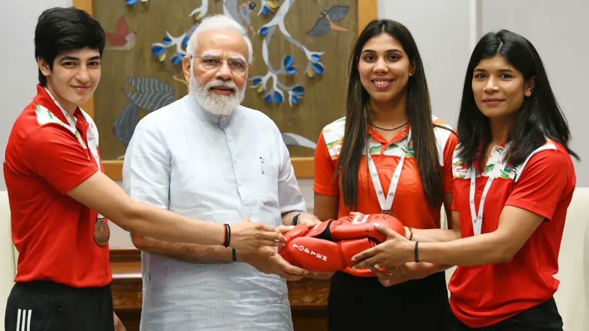 PM narendra modi meets nikhat zareen manisha moun parveen hooda who won medals in world boxing championships