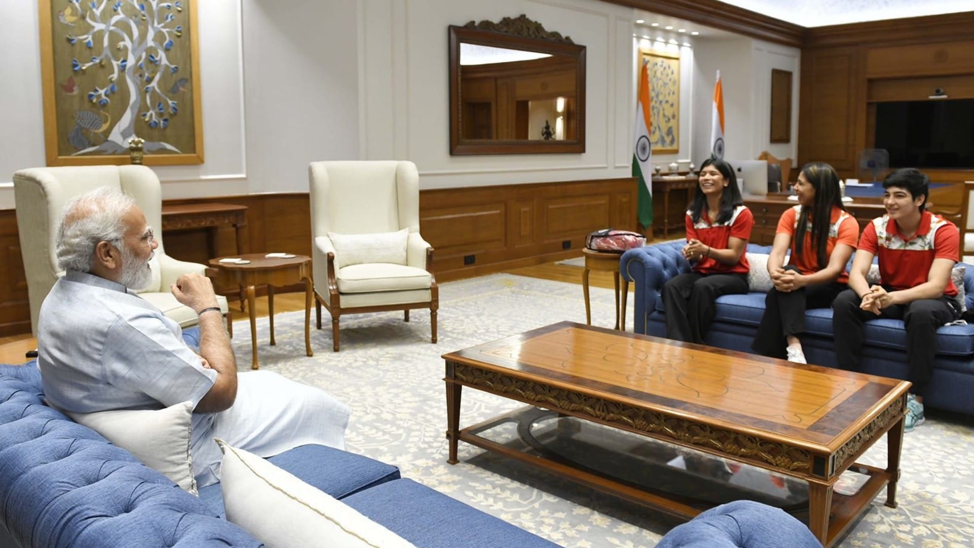 PM narendra modi meets nikhat zareen manisha moun parveen hooda who won medals in world boxing championships