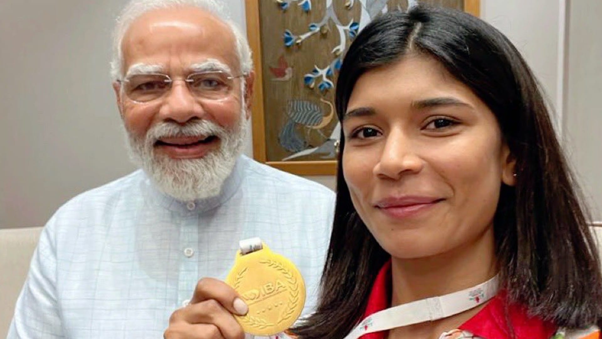 PM narendra modi meets nikhat zareen manisha moun parveen hooda who won medals in world boxing championships