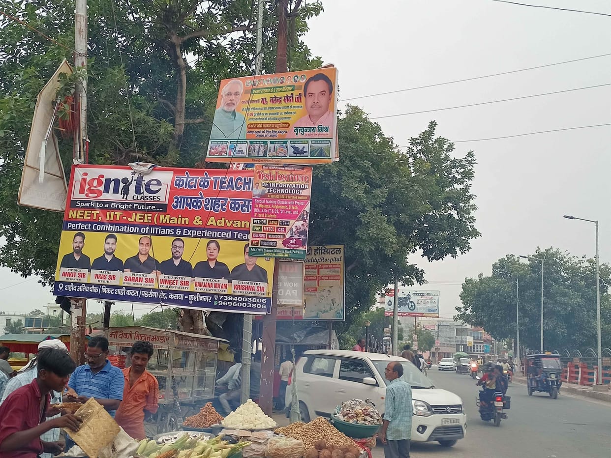 hordings se pateen shahar kee pramukh sadaken, durghatana kee aashanka