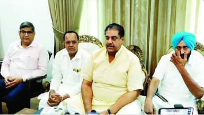 प्रेस वार्ता करते जननायक जनता पार्टी (जेजेपी) के राष्ट्रीय अध्यक्ष डॉ. अजय सिंह चौटाला।