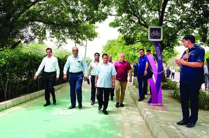 पायलट प्रोजेक्ट के तहत बन रहे रोड़ का केजरीवाल ने लिया जायजा