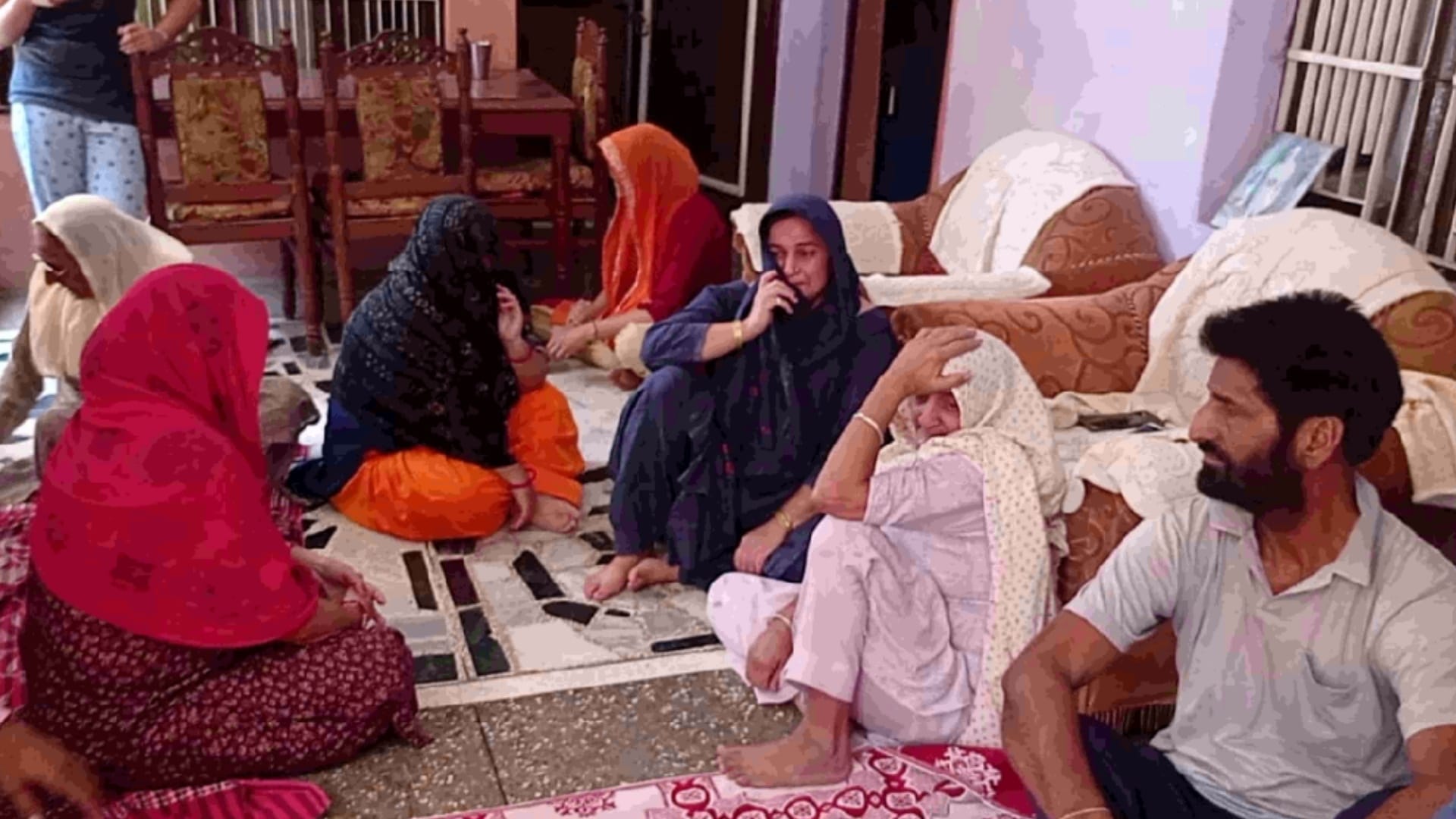 Target killing in Jammu husband and daughter of hindu teacher rajni bala drops her near school before entering killed by militants