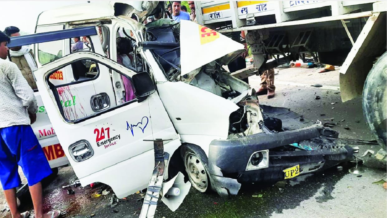 Big Road Accident in bareilly driver woke up for two nights and drive an ambulance for five and a half hundred kilometers