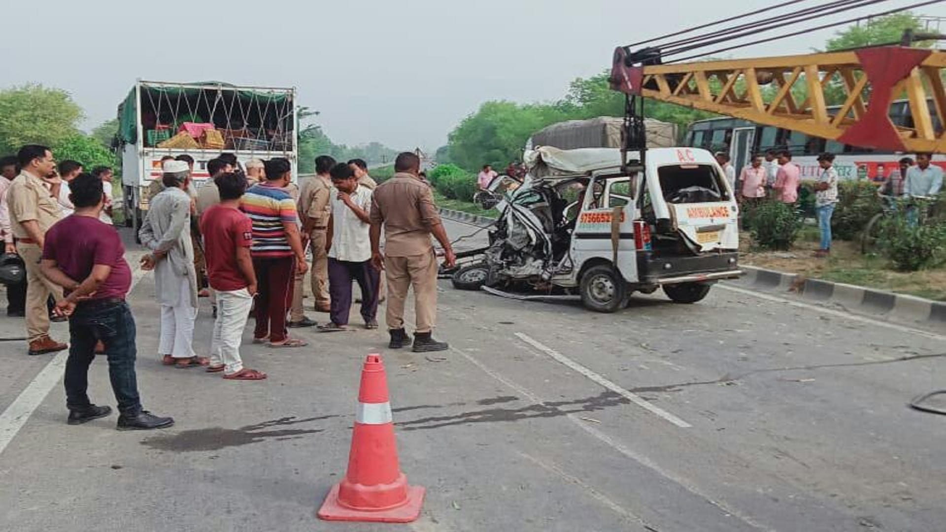 Big Road Accident in bareilly driver woke up for two nights and drive an ambulance for five and a half hundred kilometers