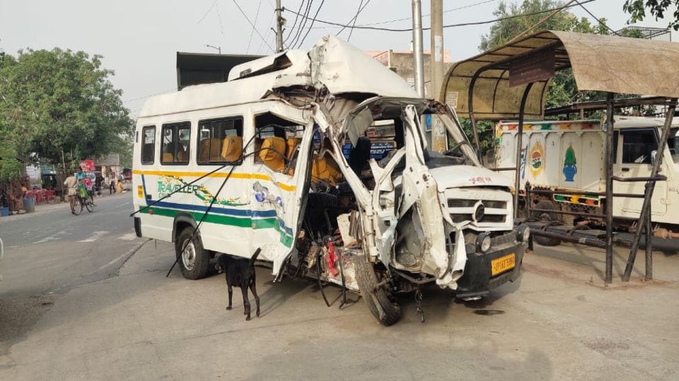 Traveler car of pilgrims returning after Giriraj parikrama collided with dumper in Mathura