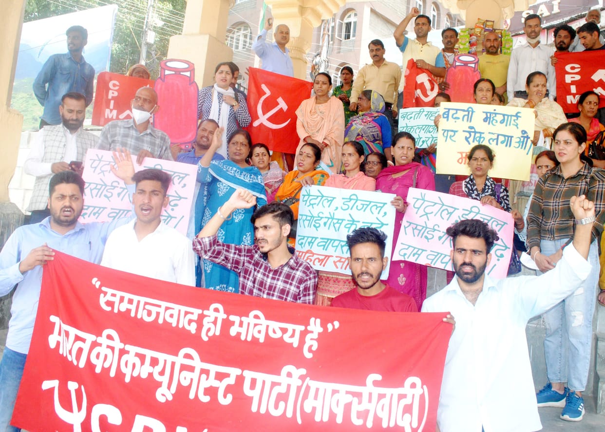cpim protest for inflation and unemployment in mandi distt.